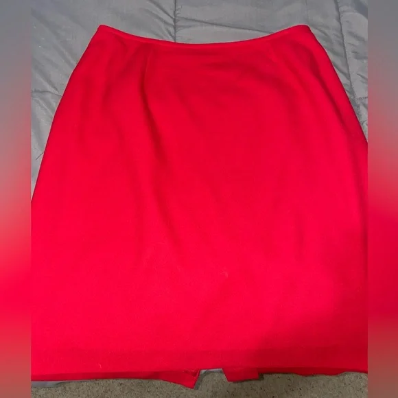 Red skirt - Picture 2 of 5